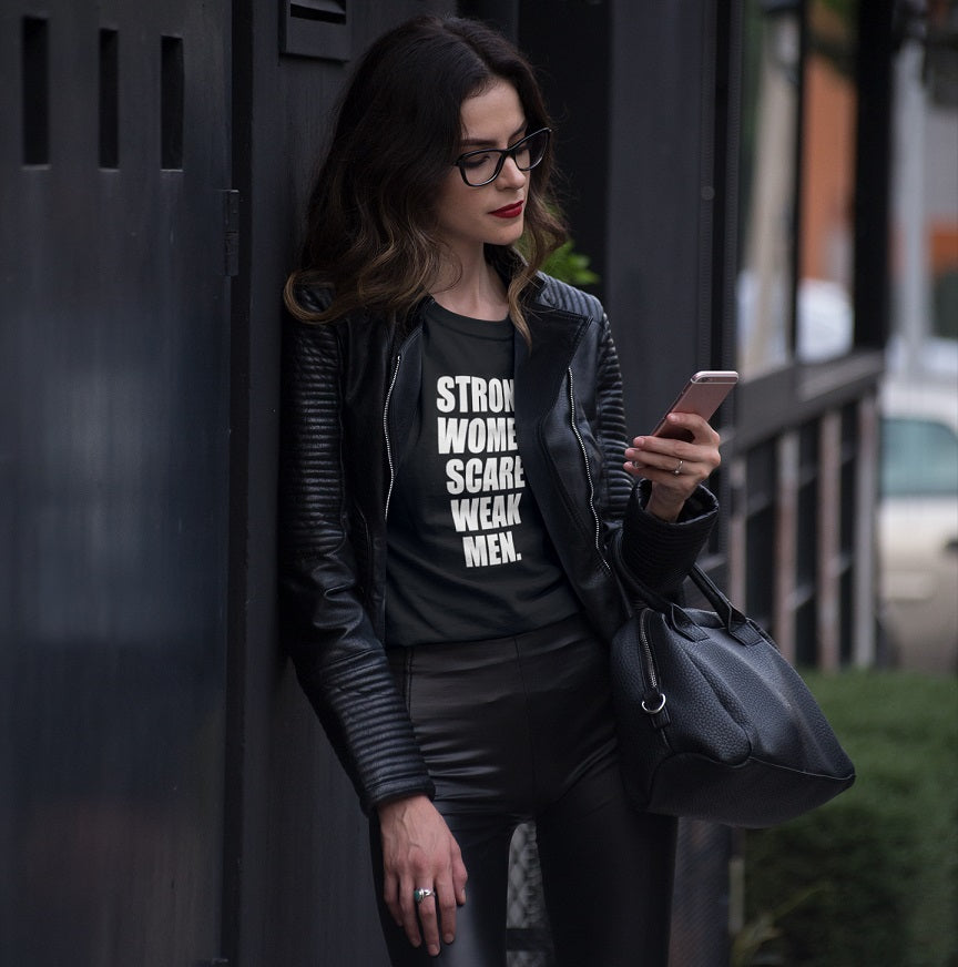 Strong women scare weak men T-shirt - Urbantshirts.co.uk