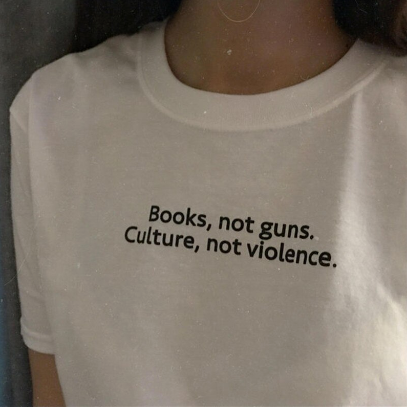 Books not guns.Culture not violence T-shirt - Urbantshirts.co.uk