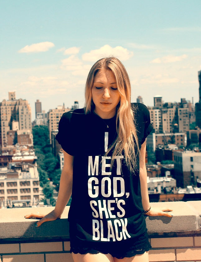 I met God she's black T-shirt - Urbantshirts.co.uk