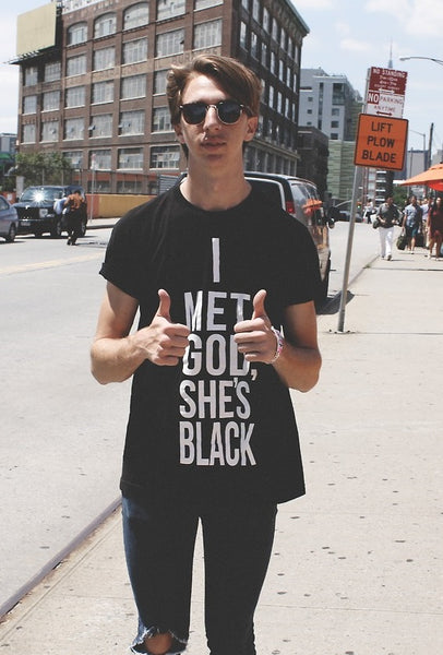 I met God she's black T-shirt - Urbantshirts.co.uk