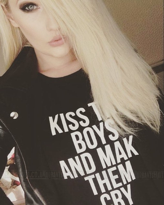 Kiss the boys and make them cry T-shirt - Urbantshirts.co.uk
