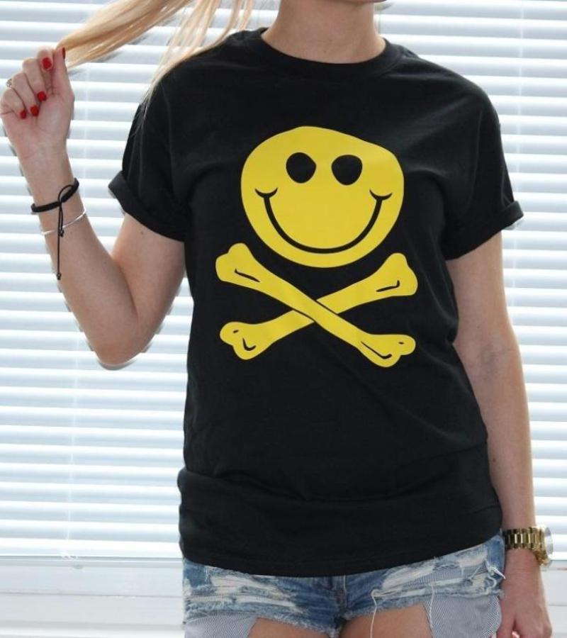 Smiley skull T-shirt - Urbantshirts.co.uk